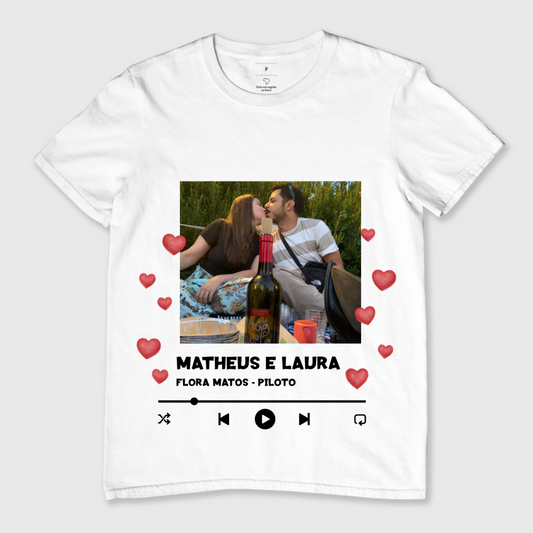 Mockup de camiseta personalizada 'Casal Spotify', perfeita para casais que adoram compartilhar momentos musicais.